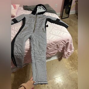 Ski suit only worn ONCE. Size MEDIUM. Able to layer and still move around.